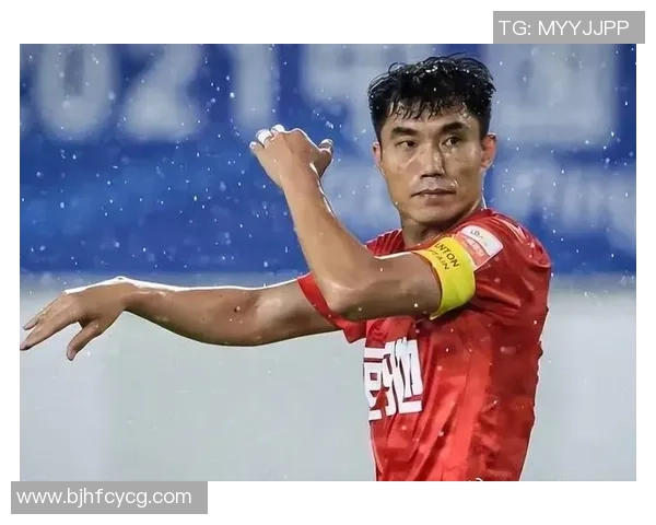 中国足球球星头发白色引关注 其背后故事和对职业生涯的影响揭秘 中国足球球星头发白色引关注 其背后故事和对职业生涯的影响揭秘