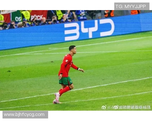 以球王风采闪耀绿茵赛场展现足球巨星无与伦比的荣耀瞬间