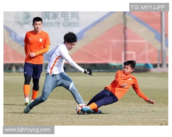 球星亲自示范足球训练技巧 提升个人技术与团队配合能力