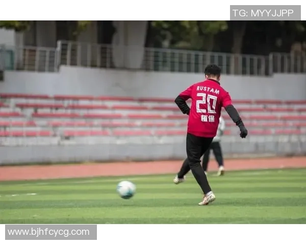 足球传奇人物竞技场英姿背景图展现球星风采与荣耀时刻